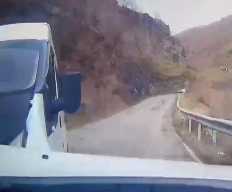 Okul servis minibüsünün otomobille çarpıştığı kaza kamerada