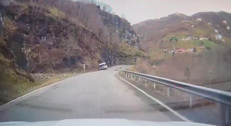 Okul servis minibüsünün otomobille çarpıştığı kaza kamerada