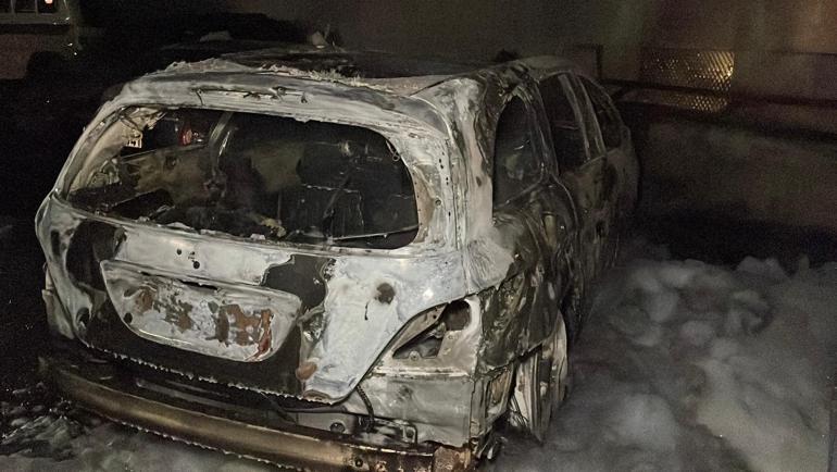 Maslak’ta ısınmak için ateş yaktı 5 araç demir yığınına döndü: Alevler yayılınca kaçtım