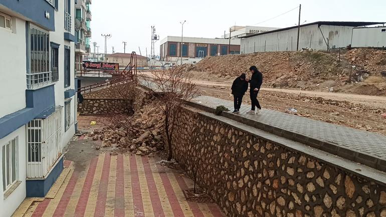 Adıyamanda 7 katlı binanın önündeki istinat duvarı çöktü