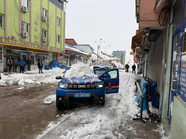 Çatıda biriken kar, jandarma aracının üzerine düştü: 2 yaralı