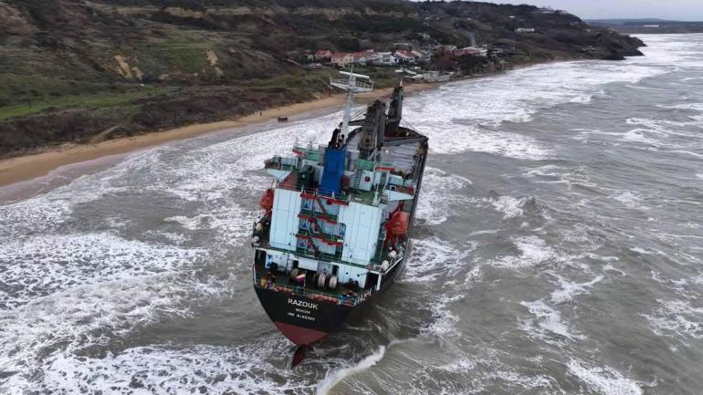 Sarıyerde karaya oturan geminin son durumu havadan görüntülendi