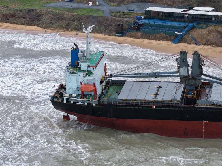 Sarıyerde karaya oturan geminin son durumu havadan görüntülendi