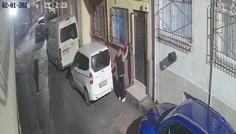 Yere düşen bayrağı kaldırdı