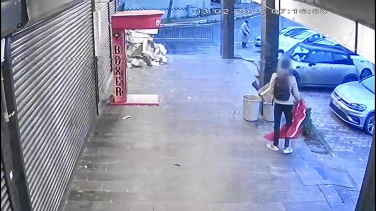 Beylikdüzünde iş yerinin önündeki Türk bayrağını indiren şüpheli yakalandı