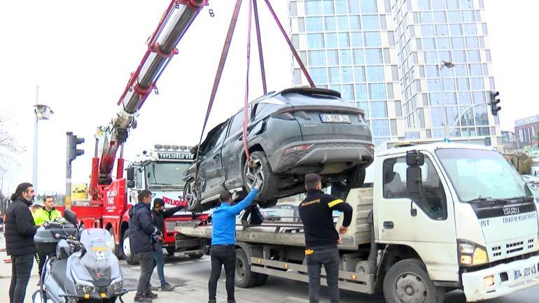 Küçükçekmecede kaza yapan otomobil dereye uçtu