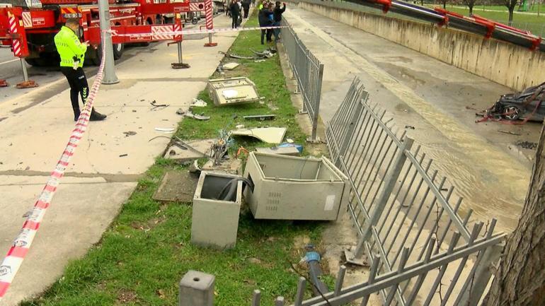 Küçükçekmecede kaza yapan otomobil dereye uçtu