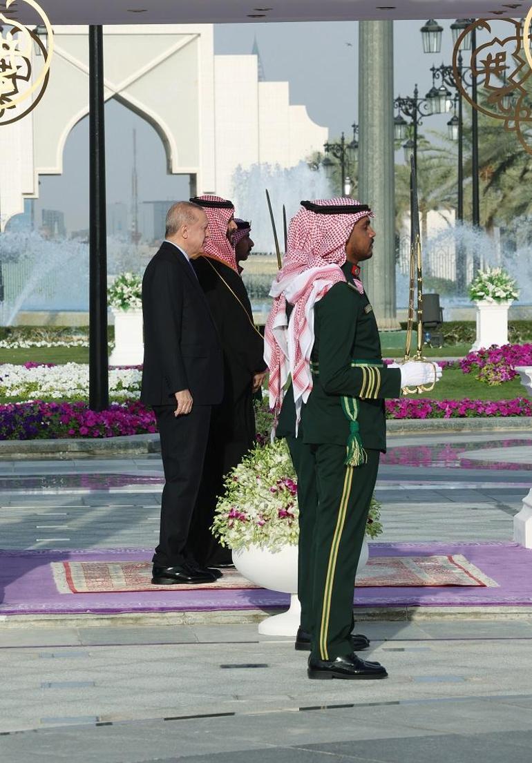 Cumhurbaşkanı Erdoğan, Suudi Arabistan’da resmi törenle karşılandı