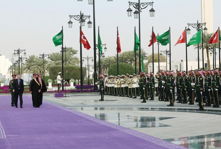 Cumhurbaşkanı Erdoğan, Suudi Arabistan’da resmi törenle karşılandı