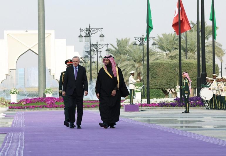 Cumhurbaşkanı Erdoğan, Suudi Arabistan’da resmi törenle karşılandı