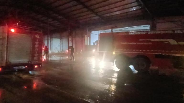 Gaziantepte makarna fabrikasındaki yangın söndürüldü