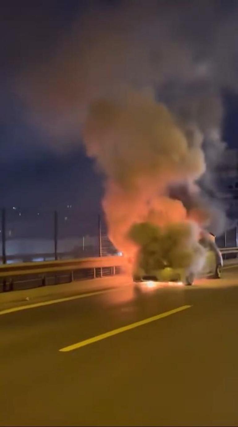 Kadıköyde seyir halindeki otomobil alev alev yandı