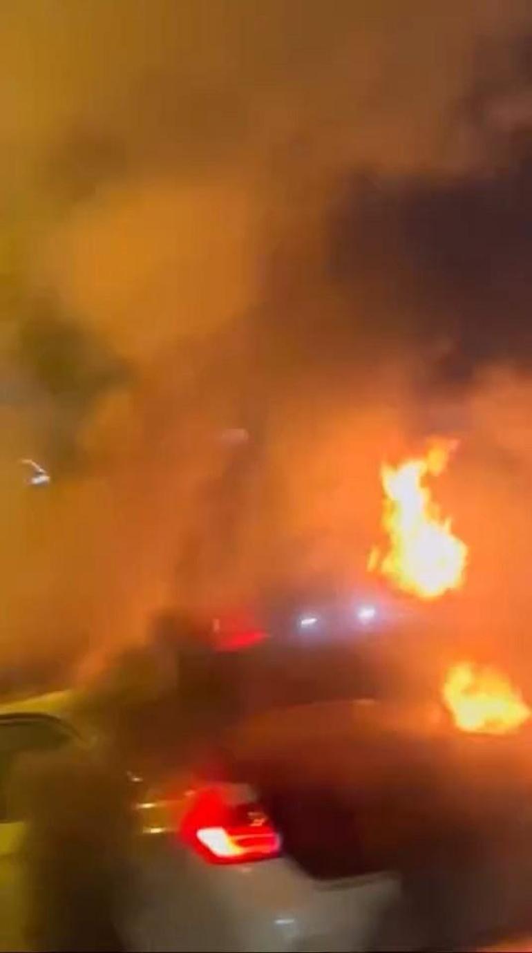 Kadıköyde seyir halindeki otomobil alev alev yandı