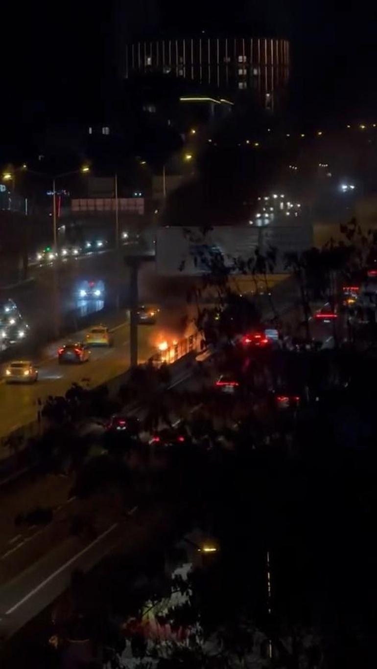 Kadıköyde seyir halindeki otomobil alev alev yandı