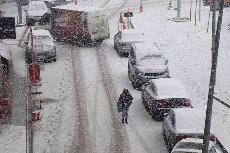 Vanda kardan 40 yerleşim yeri ulaşıma kapandı