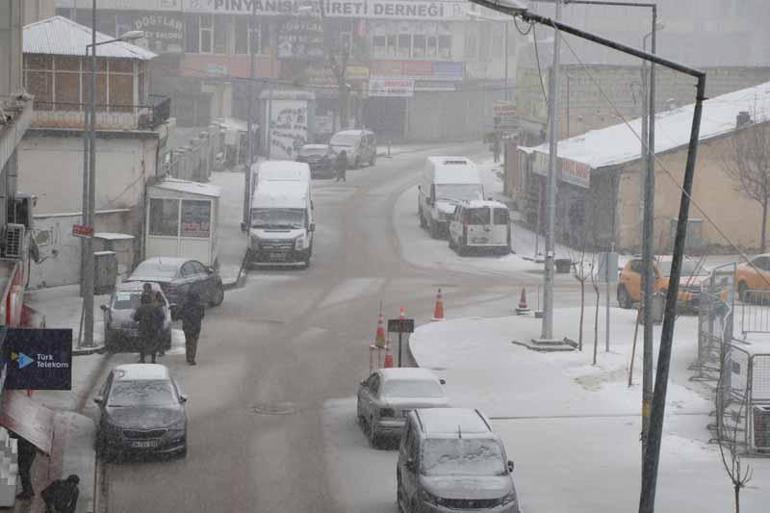 Vanda kardan 40 yerleşim yeri ulaşıma kapandı