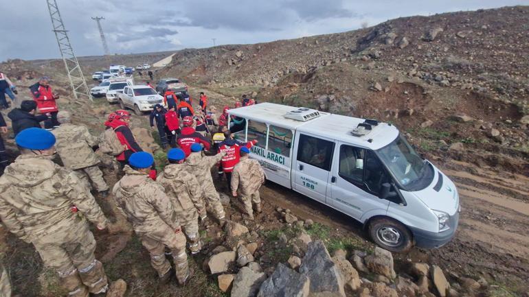 Diyarbakır’da 13 gün sonra dere yatağında ölü bulunan kadın, toprağa verildi