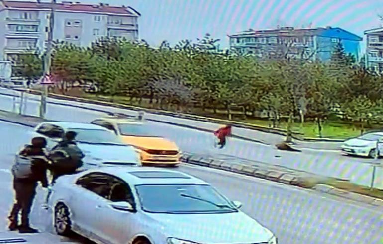 Torunuyla yolun karşısına geçerken motosiklet çarptı; kaza kamerada