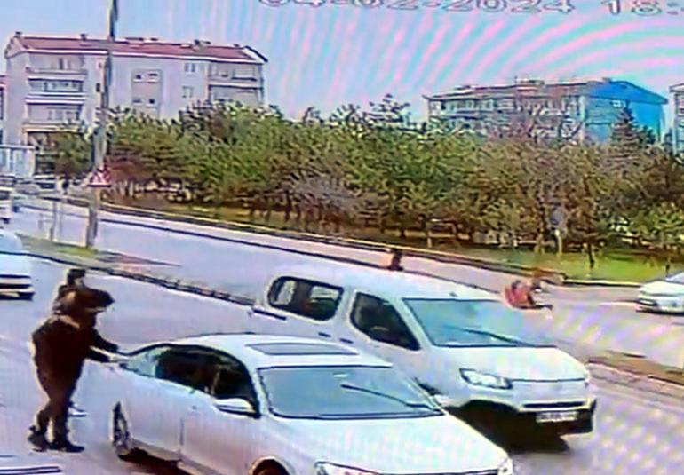 Torunuyla yolun karşısına geçerken motosiklet çarptı; kaza kamerada