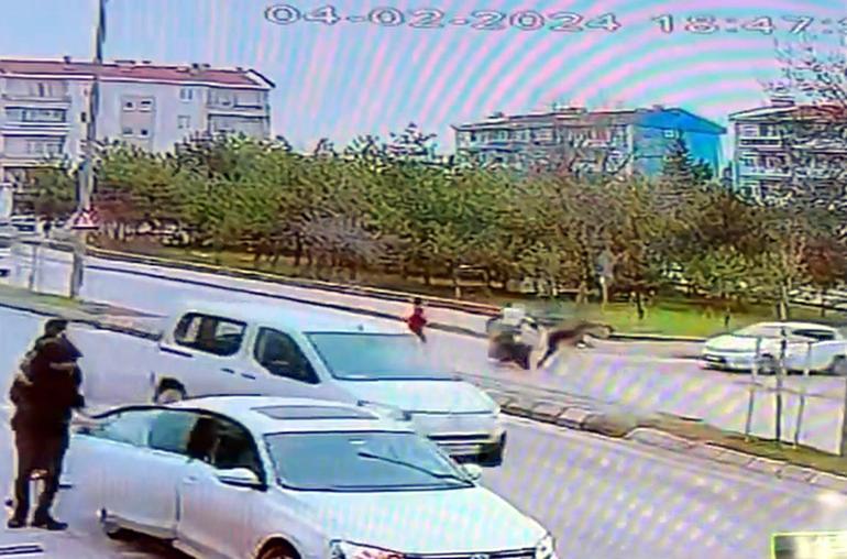 Torunuyla yolun karşısına geçerken motosiklet çarptı; kaza kamerada