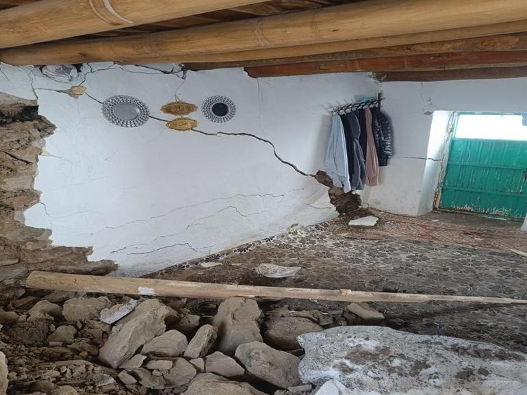 Heyelanda tek katlı ev toprak altında kaldı