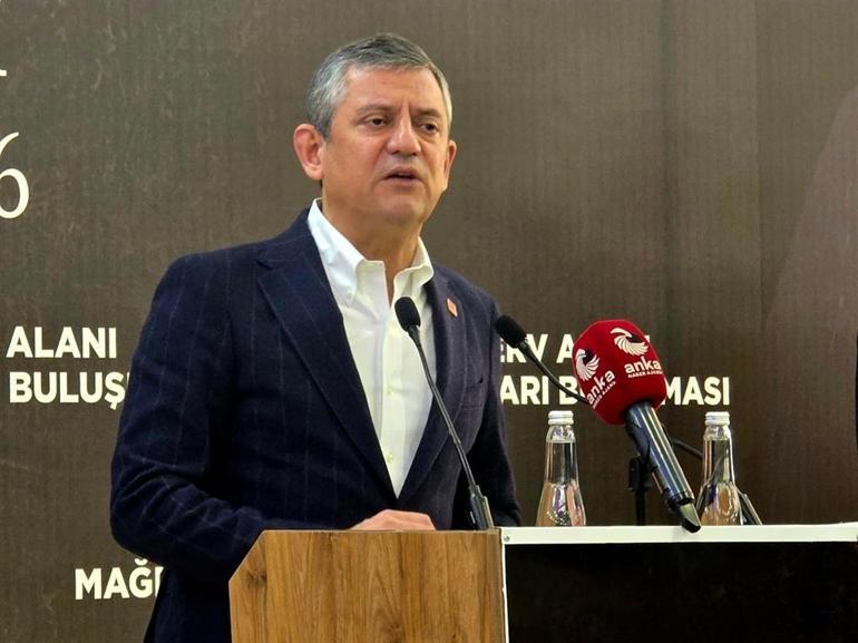 Özgür Özel, deprem şehitliğini ziyaret etti