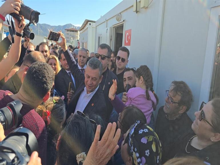 Özgür Özel, deprem şehitliğini ziyaret etti