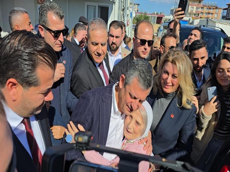 Özgür Özel, deprem şehitliğini ziyaret etti