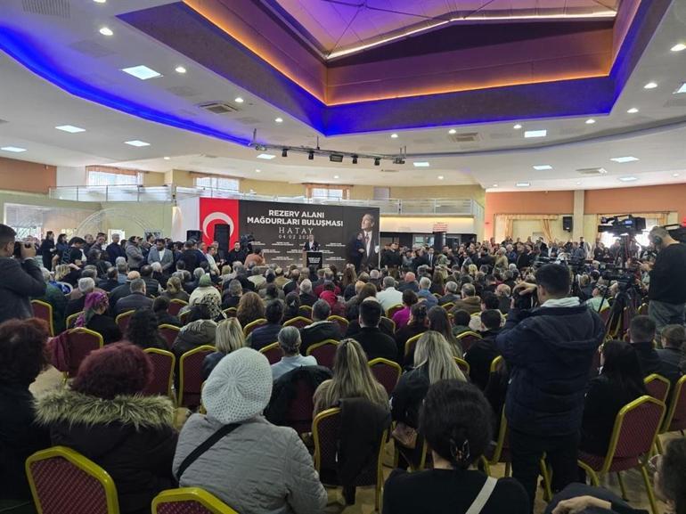 Özgür Özel, deprem şehitliğini ziyaret etti