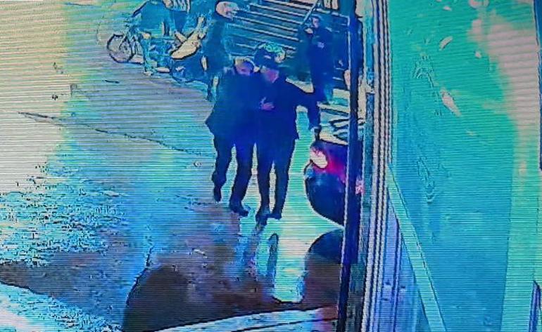 Çarptığı motosiklet sürücüsünü otomobiliyle hastaneye götürdü; o anlar kamerada