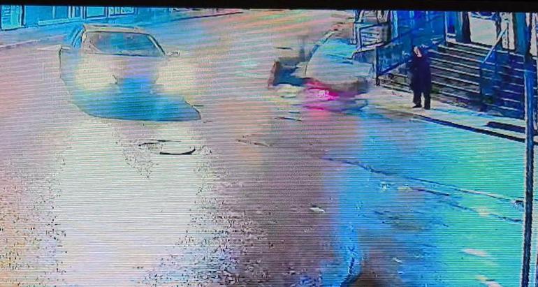 Çarptığı motosiklet sürücüsünü otomobiliyle hastaneye götürdü; o anlar kamerada