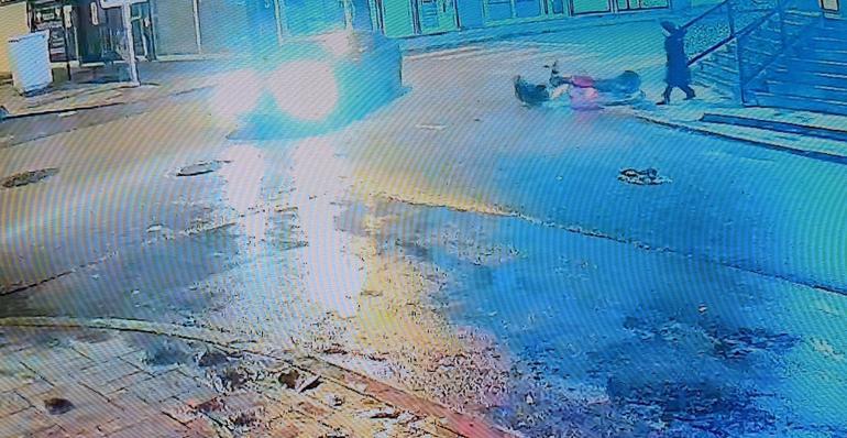 Çarptığı motosiklet sürücüsünü otomobiliyle hastaneye götürdü; o anlar kamerada