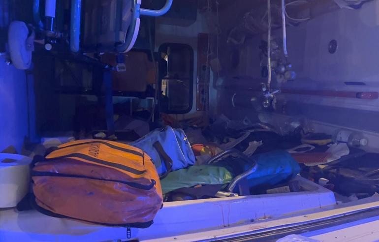 Hasta taşıyan ambulans ile cip çarpıştı; 5 yaralı