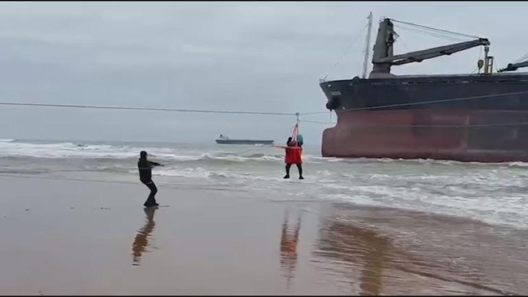 Sarıyerde karaya oturan gemide tahliye operasyonu kamerada