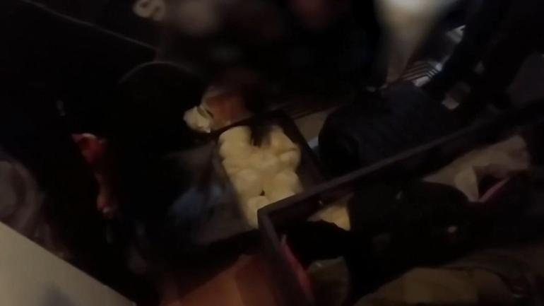 Bahçelievlerde uyuşturucu operasyonunda valizde 18 kilo metamfetamin ele geçirildi