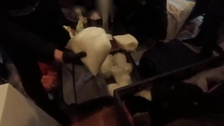 Bahçelievlerde uyuşturucu operasyonunda valizde 18 kilo metamfetamin ele geçirildi