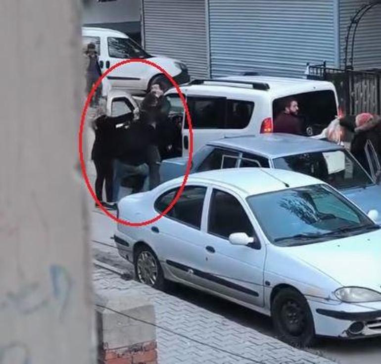 Sopalı ve bıçaklı yol verme kavgası kamerada: 2 gözaltı