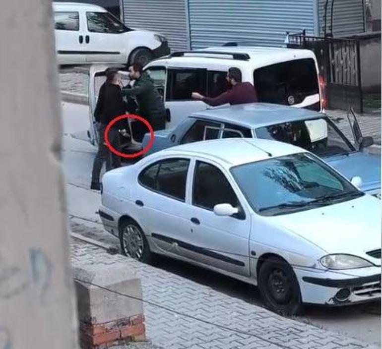 Sopalı ve bıçaklı yol verme kavgası kamerada: 2 gözaltı