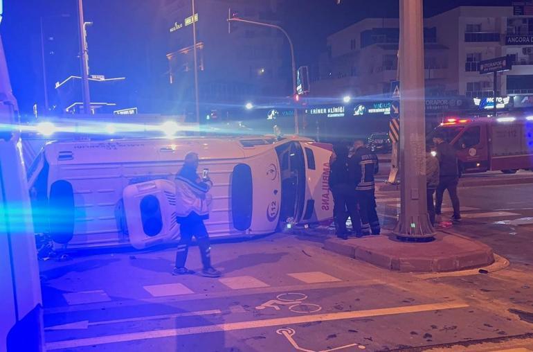Hasta taşıyan ambulansa cipin çarptığı kaza kamerada; 5 yaralı