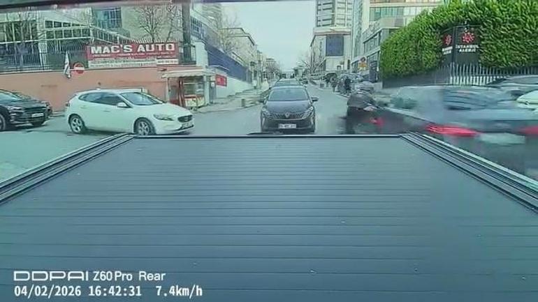 Ataşehir’de caddede ilerleyen otomobil ara sokaktan çıkan motosikletliye çarptı