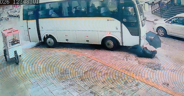 Servis minibüsünün çarpıp sürüklediği kadın yara almadan kurtuldu