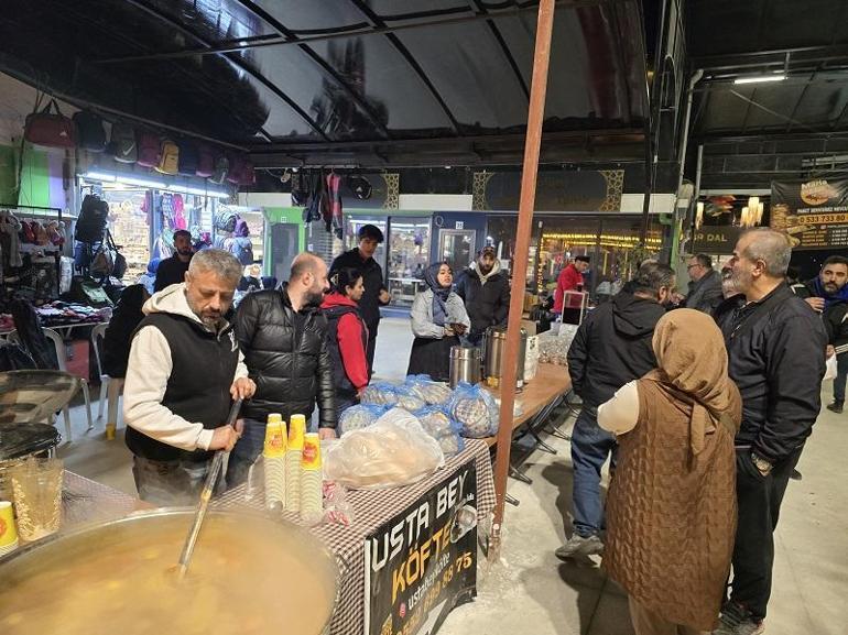 Tarihi Uzun Çarşı esnafından depremde hayatını kaybedenler anısına ikram