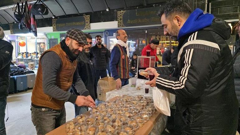 Tarihi Uzun Çarşı esnafından depremde hayatını kaybedenler anısına ikram