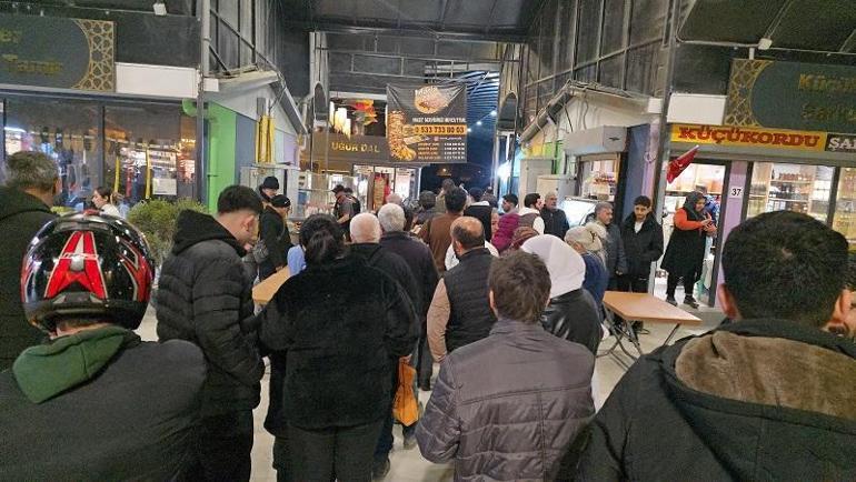 Tarihi Uzun Çarşı esnafından depremde hayatını kaybedenler anısına ikram