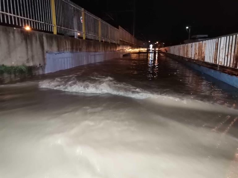 İzmir’de sağanak sırasında kamyonetle alt geçitte mahsur kalan sürücü öldü