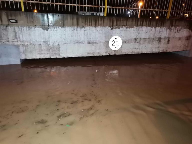 İzmir’de sağanak sırasında kamyonetle alt geçitte mahsur kalan sürücü öldü