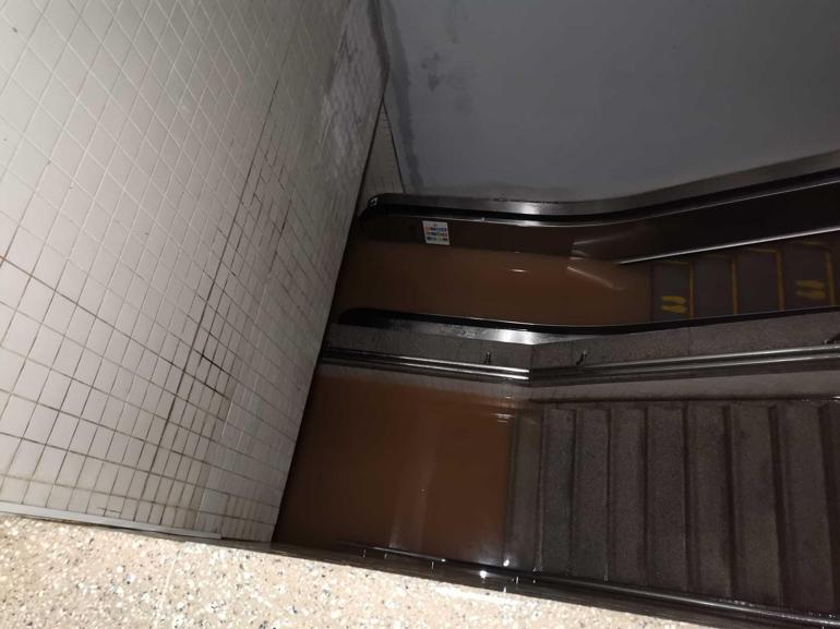 İzmir’de sağanak sırasında kamyonetle alt geçitte mahsur kalan sürücü öldü