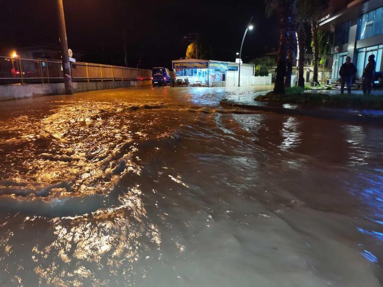 İzmir’de sağanak sırasında kamyonetle alt geçitte mahsur kalan sürücü öldü