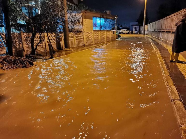 İzmir’de sağanak sırasında kamyonetle alt geçitte mahsur kalan sürücü öldü