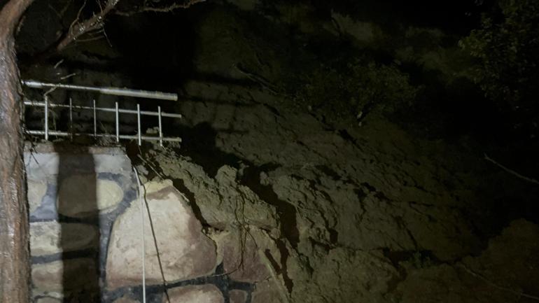 Manisa’da heyelan; sitenin istinat duvarı çöktü